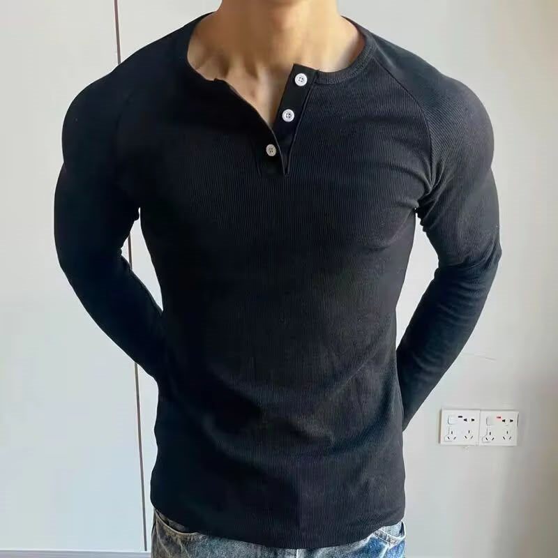 Henley manga larga negro en modelo